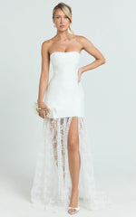 Vestido Maxi Alegra – Vestido em Renda com Saia e Peplum na Cor Marfim