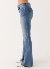 Tomi Bootleg Jeans em Denim - Azul Vintage