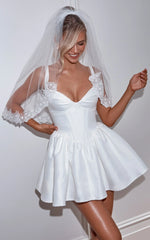 Minivestido Charlee — Vestido Evasê com Decote Profundo em Off-White