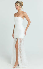 Vestido Maxi Alegra – Vestido em Renda com Saia e Peplum na Cor Marfim