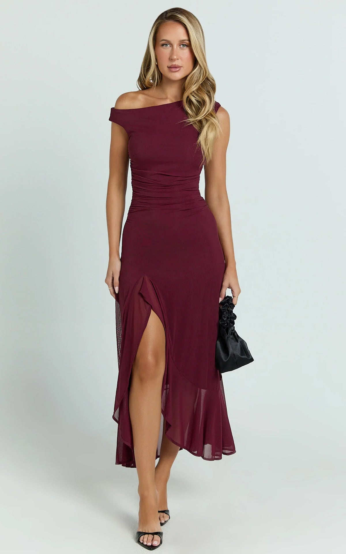 Vestido Judee Midi - Vestido com um ombro só e fenda lateral alta na cor Vinho
