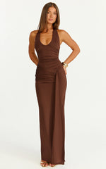 Vestido longo Dixie - Vestido com decote halter profundo e costas abertas na cor Chocolate