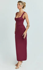 Vestido Midi Benita - Vestido Ajustado Fruncido con Cuello Redondo en Color Vino