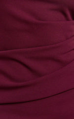 Minivestido Vilma - Vestido ajustado asimétrico color vino