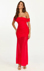 Victoria Maxi Dress - Vestido acampanado ajustado sin hombros en rojo