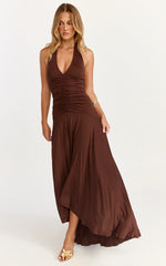 Vestido maxi Celeste - Vestido halter de cintura caída y corpiño fruncido en chocolate
