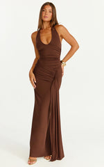 Vestido longo Dixie - Vestido com decote halter profundo e costas abertas na cor Chocolate