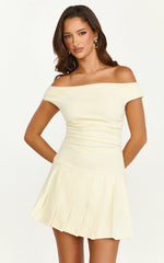 Minivestido Daisy - Vestido com Saia Plissada Franzida de Ombro a Ombro em Creme